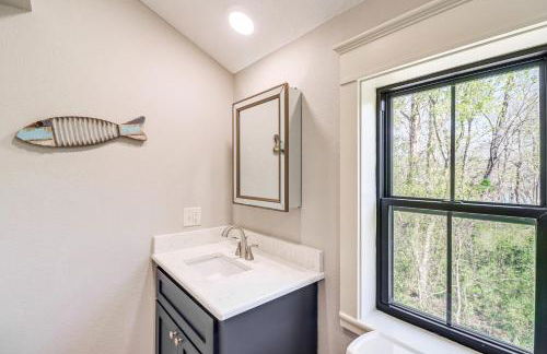 Riverfront Mountain View Cabin with Deck and Grill! - Foto 26