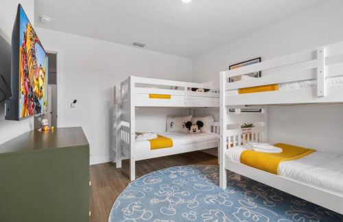 Colorful vibrant Oasis Sleeps 10, 10min to Disney - Photo 5