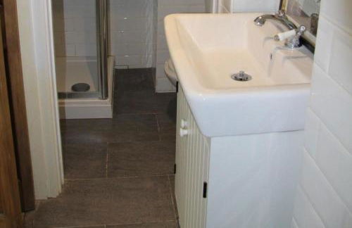 Woodlands Cozy Cottage in Gerrards Cross Sleeps 2 - Photo 8