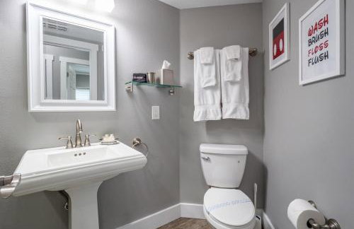 Gorgeous Modern 6BR South Facing Private Pool Hot Tub BBQ Theater 2 Miles Disney - Foto 40