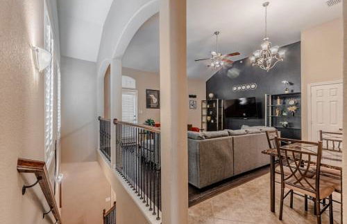 The Castle by the Lake with Pool and Balcony near Grandscape - Foto 15