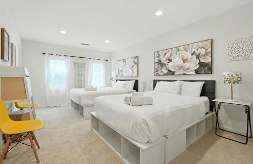 Group Stay Near DC 2BR w Yard on Arlington Blvd - Photo 3