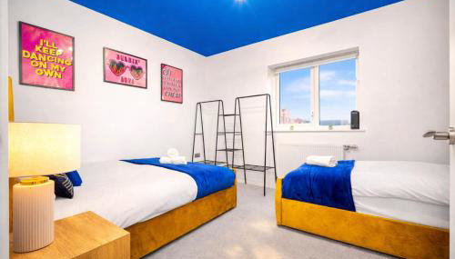 House in Salford with 4 Beds, 3 Doubles & 1 Single - In Salford, 10 mins Uber from Manchester City Centre - Nearby to Old Trafford, Manchester united, Trafford Park, Salford Quays & more - Perfect for Short or Long Stays - With Garden & Parking - Foto 2