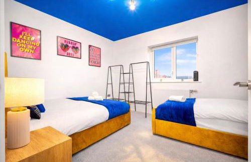 2 Bedroom House with 4 Beds, 3 Doubles & 1 Single - In Salford, 10 mins Uber from Manchester City Centre - Located in Salford close to Old Trafford, Manchester united, Trafford Park, Salford Quays & more! With Garden & Parking - By MAEVELA Manchester - Foto 3