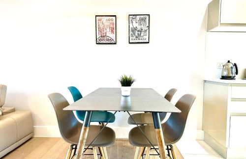 1 Min Walk to the Best Beach! Stunning New 2 Bedroom Apartment - Great Location - FREE Parking - Fast WiFi - Smart TV - sleeps up to 4! Close to Purbeck, Corfe Castle, Sandbanks, Poole & Bournemouth - Foto 6