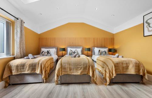 4-Bedroom Stunning Luxe, Spacious & Stylish Design House Bolton, Sleeps 11, with Parking Central Bolton, Links to Manchester, Pet-Friendly, Best For Groups! WORK CONTRACTORS SPECIAL OFFER! - by Blue Puffin Stays - Foto 52