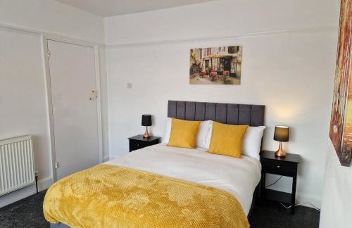 Stylish 4BR House, Sleeps 7, High-Speed Wi-Fi, Long Stay Friendly - Foto 26