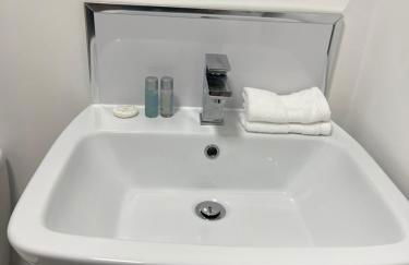 No 8 Plants Yard Modern studio in Worksop - Photo 3