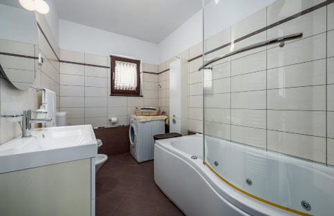 Villa Luna Tinjan, Pool and Wellness - Photo 25