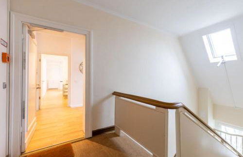 Modern Kudamm Luxury Home with 2 kitches - Foto 35