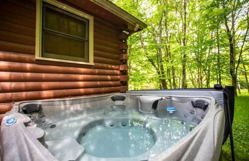 Picturesque Riverside Cabin with Fireplace and Porch - Foto 10