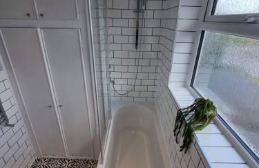 28 ExcellentStays - Heathrow - 5 Bedroom House - Foto 11