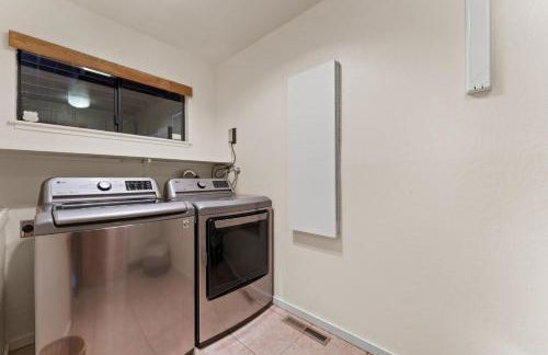 Luxury Lakeview Retreat - Hot Tub, SUP, Sauna & More! - Foto 56