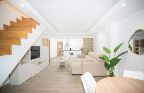 Stylish 3-Bedrooms Getaway with Terrace & Pool - Foto 1