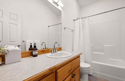 Modern Lodge with a Jacuzzi Tub - Photo 11