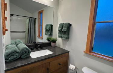 Cozy Covelo Tiny Home - Hot Tub & Oaks - Foto 9