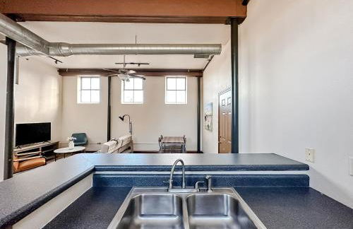 Sleepover 2BD 1BA Condos Downtown Springfield - Foto 2