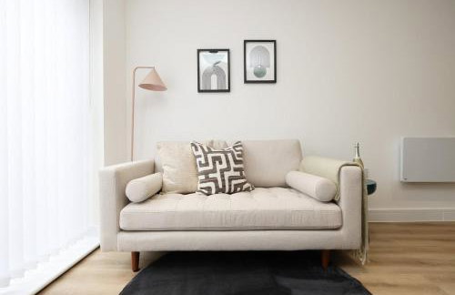 Chic 2 Bed Flat near Central Cardiff - Photo 7