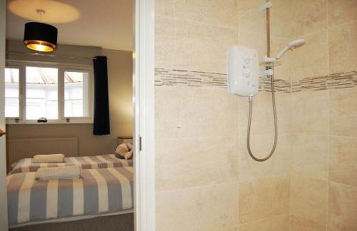 Sound of the Sea, beach front Bungalow with hot tub, in Tywyn - Foto 42