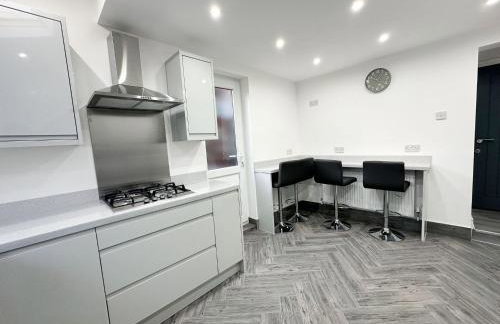 Central Location Liverpool, Modern Home, 4 BR, Sleeps 9, Free Parking - Foto 14