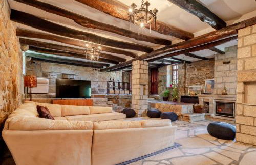 HostWise - Country Villa w/ Pool, Court & Views - Foto 47