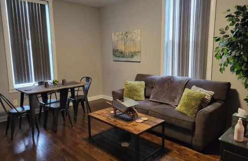 Modern style and comfort near UC - Photo 1