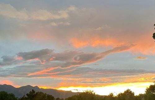 Artsy Home close to USAFA with Fireplace and Patio - Foto 15