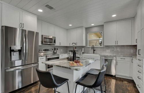 Upscale Home With Pool and Firepit - Close to Mercer St! - Foto 20