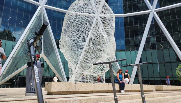 Tour en patinete eléctrico por Calgary - Foto 5, Pasaremos a los pies del rascacielos The Bow