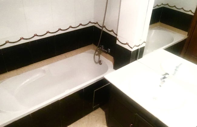 Luxurious Apartment with Private Garden - Photo 15