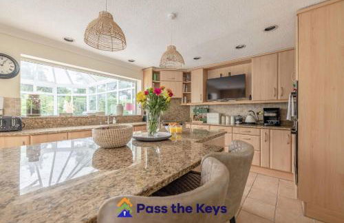 Detached countryside family home, set in extensive private gardens, with a hot tub - Pass the Keys - Photo 10