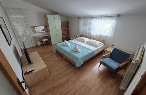 Sunny Garden Villa with Pool - Foto 23