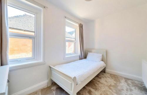 Freshly decorated apartment 10 mins from Cotswolds Child Friendly Great location with plenty of nearby free parking freestanding bath and outdoor private terrace area - Foto 11