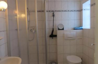 Große Warf mit Rasenfläche - Photo 8