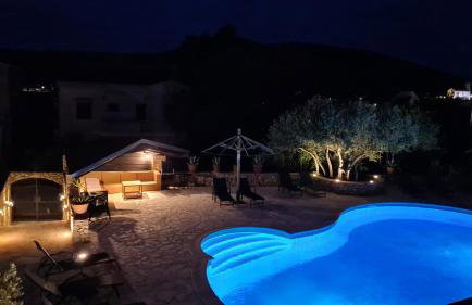 Red House Apartment With Swimming Pool - Photo 25