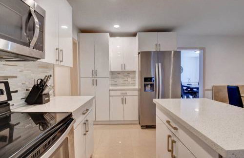 5 BR Mansion with Pool and non-heated Jacuzzi Games in Boynton Beach - Photo 66