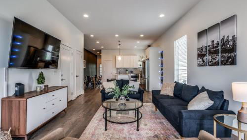 Nash House & Bars of Broadway with Patio Bar and Views! 8min Downtown! Sleeps 12! - Foto 2