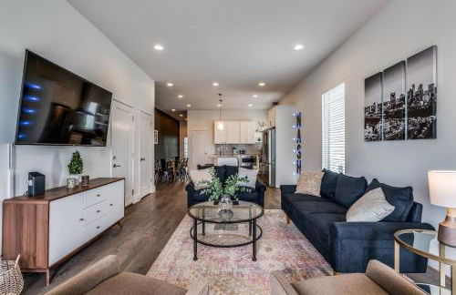 Nash House & Bars of Broadway with Patio Bar and Views! 8min Downtown! Sleeps 12! - Foto 2