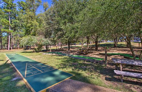 Holly Lake Retreat w/ 2 Community Pools & Yard - Foto 41