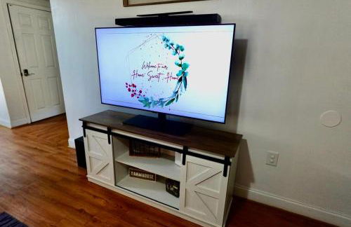 White Picket Fence - EV Charger! - Foto 5