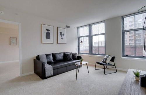 Upscale Comfort Next to Metro and Dining - Foto 12