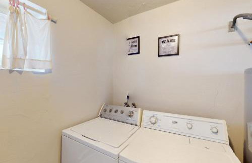 History, Hikes and Cozy Nights Parowan Gem with Deck! - Foto 14