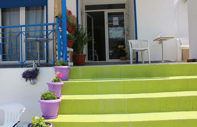 Aaron Studios Apartments - Photo 2