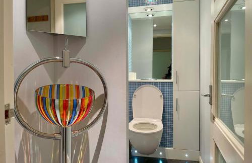 Farnham Haven: Unique Home with Courtyard - Photo 13