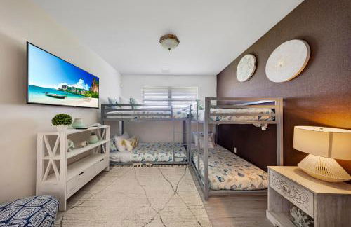 Tropical Villa Retreat with Private Pool & Peaceful Backyard - Stylish Escape in a Tranquil Residential Area - Foto 45