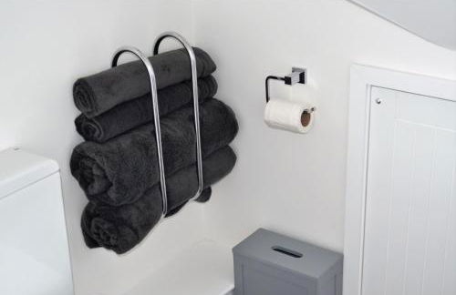 THE HIDEAWAY - LUXURY SELF CATERING COASTAL APARTMENT with PRIVATE ENTRANCE & KEY BOX ENTRY JUST A FEW MINUTES WALK TO THE BEACH, SOLENT WAY WALK, SHOPS and many EATERIES & BARS - FREE OFF ROAD PARKING,FULL KITCHEN, LOUNGE,BEDROOM , BATHROOM & WI-FI - Foto 45