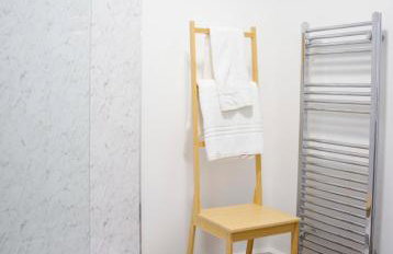 6 BR 3 Bath Spacious Tudor House & Free Parking - Foto 38