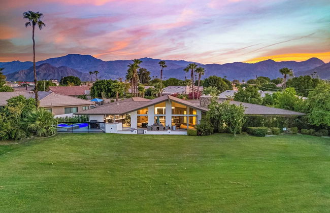 Golf Course-front Views, Pool+hot Tub, Patio Modern Edgy House by Avantstay - Foto 37