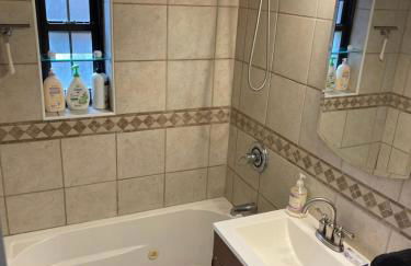 Renovated Jacuzzi Tub Home NYC-LGA-JFK Washer-Dryer - Photo 13