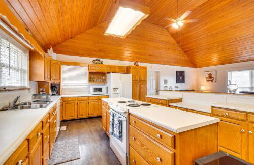 Deer Lake Lodge on 700 Wooded Acres in Dayton! - Foto 7